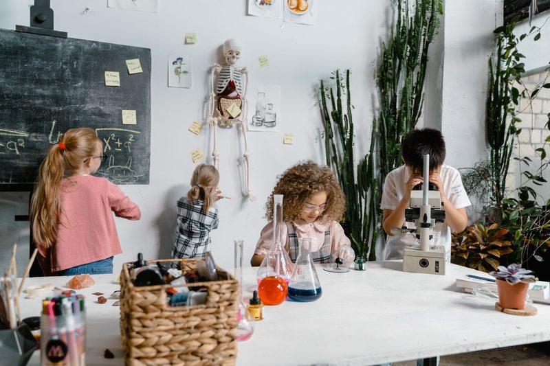 Kinder forschen am Mikroskop