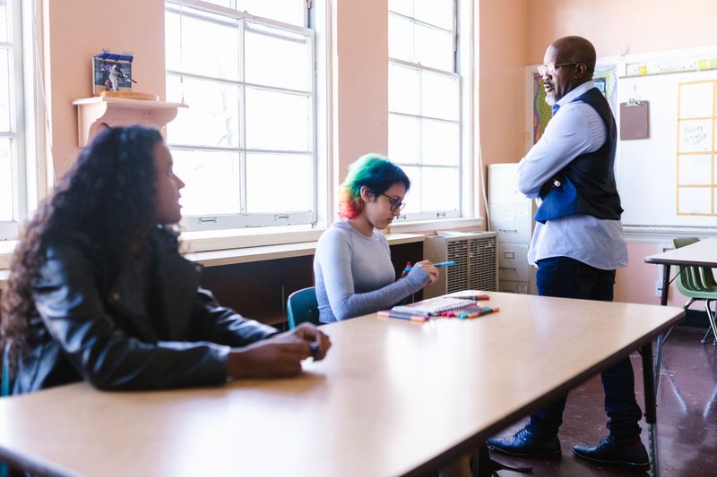 Gespräch im Klassenraum bei natürlichem Licht