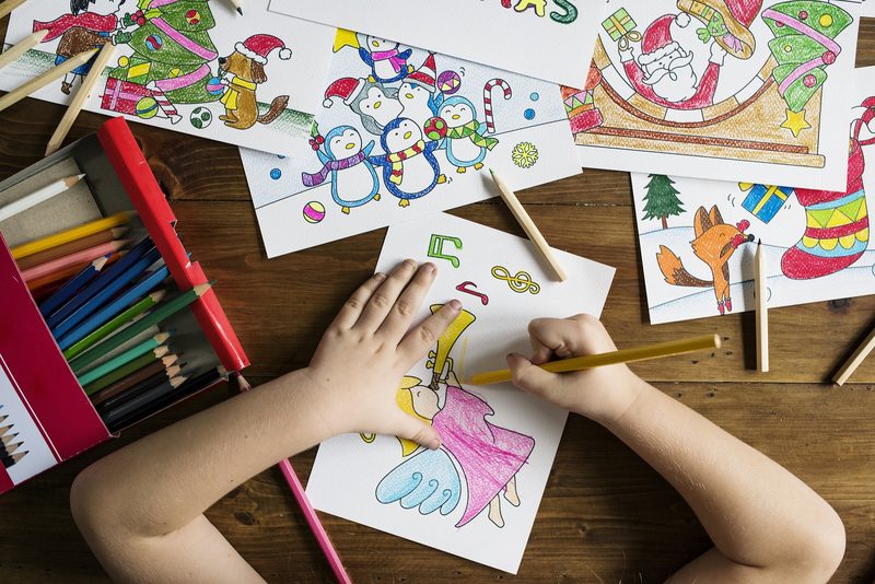 Kinder lernen gemeinsam am Tisch