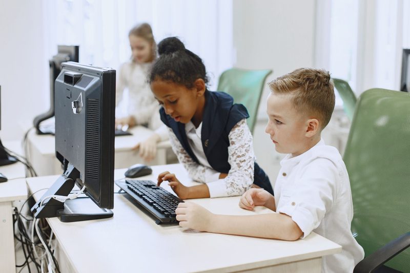 Zwei Kinder am Computer