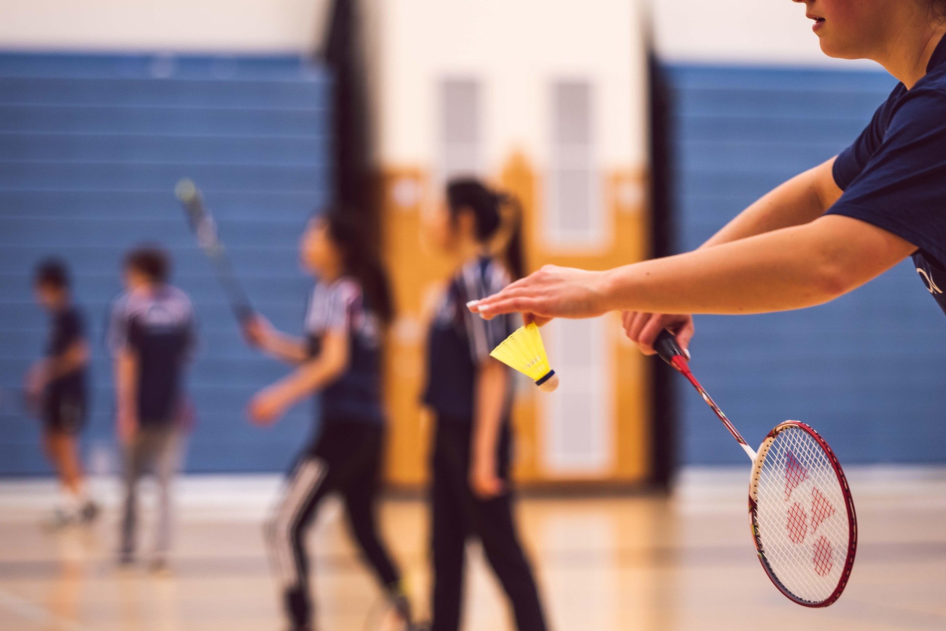 Badmintonspiel in der Sporthalle