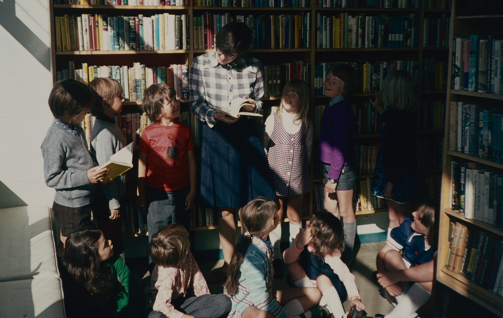 Kinder stehen vor einem Bücherregal