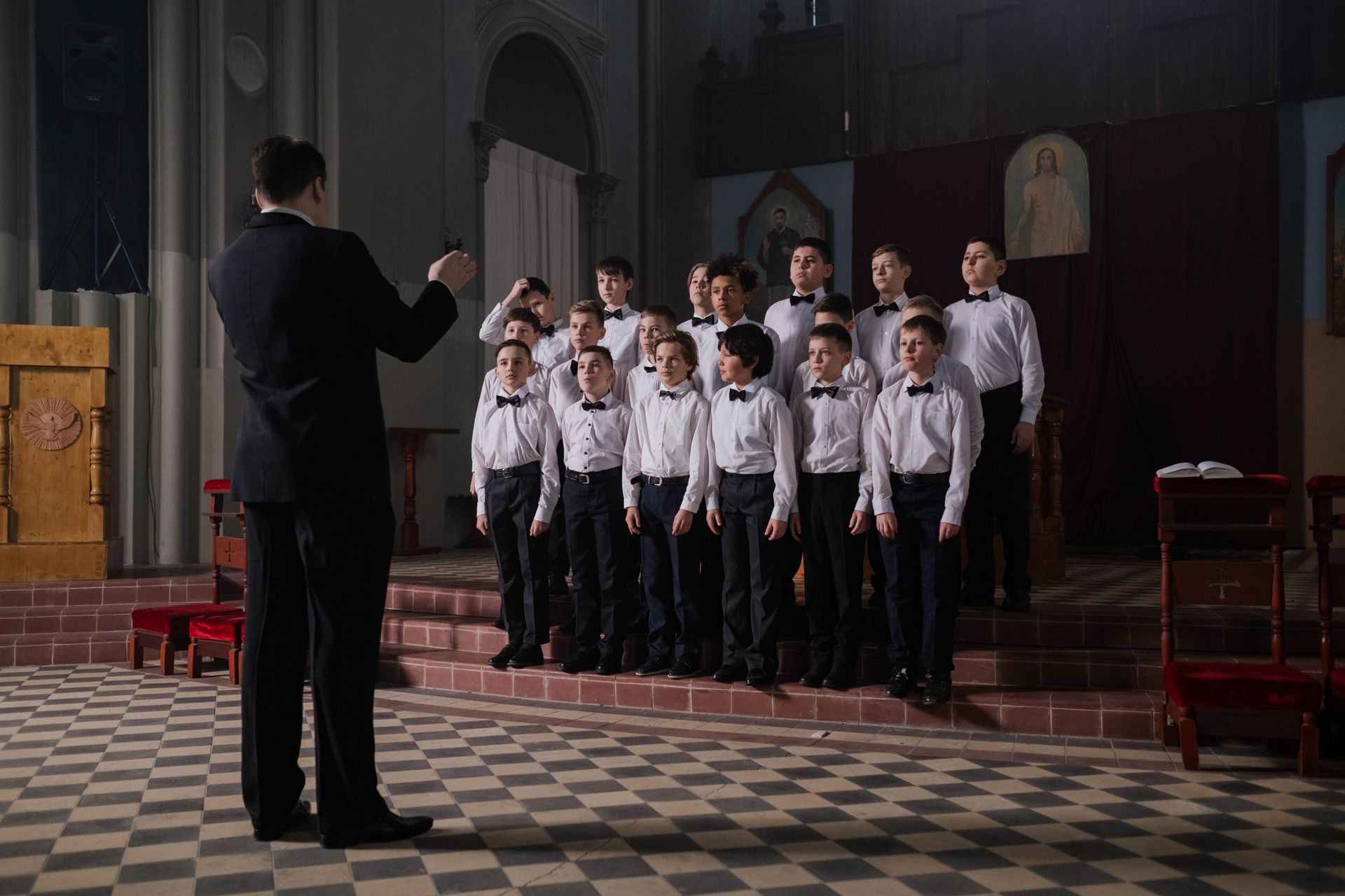 Ein Kinderchor probt unter Anleitung eines Dirigenten